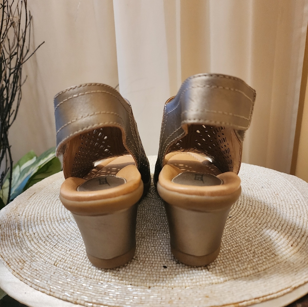 NWT.Earth Cascade Women's Size 7.5B Shoes Platinum Perforated Leather Platinium - Picture 4 of 8